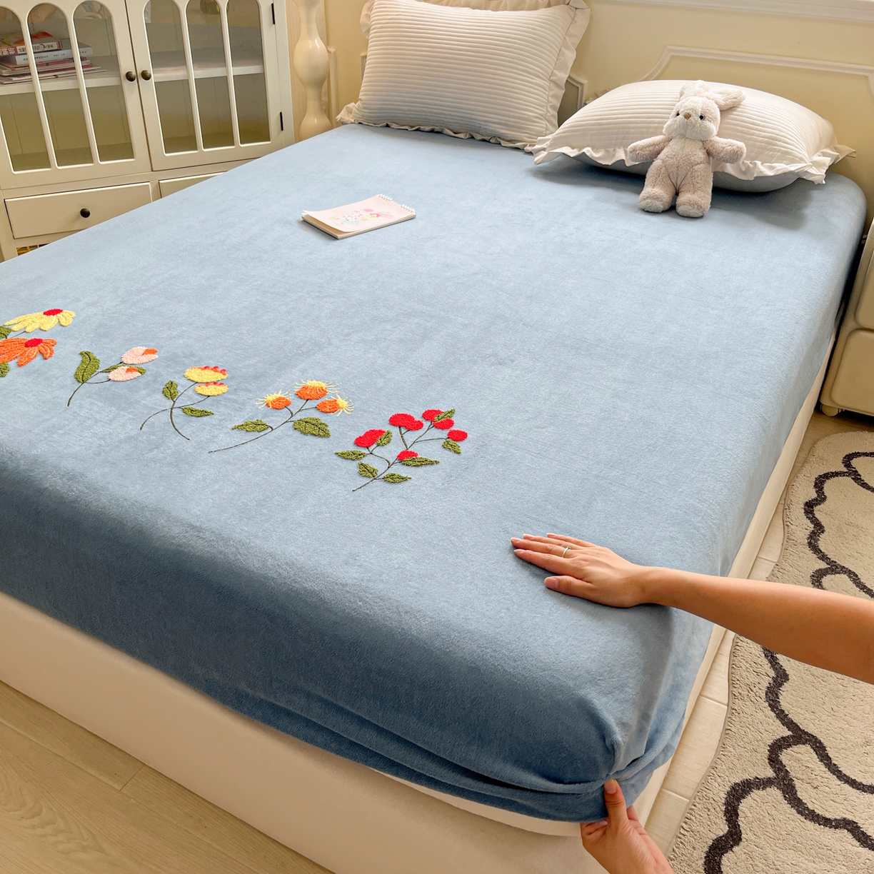 子钦家纺 2025秋冬新款加厚牛奶绒毛巾绣床笠 万花从中-蒂芙尼蓝