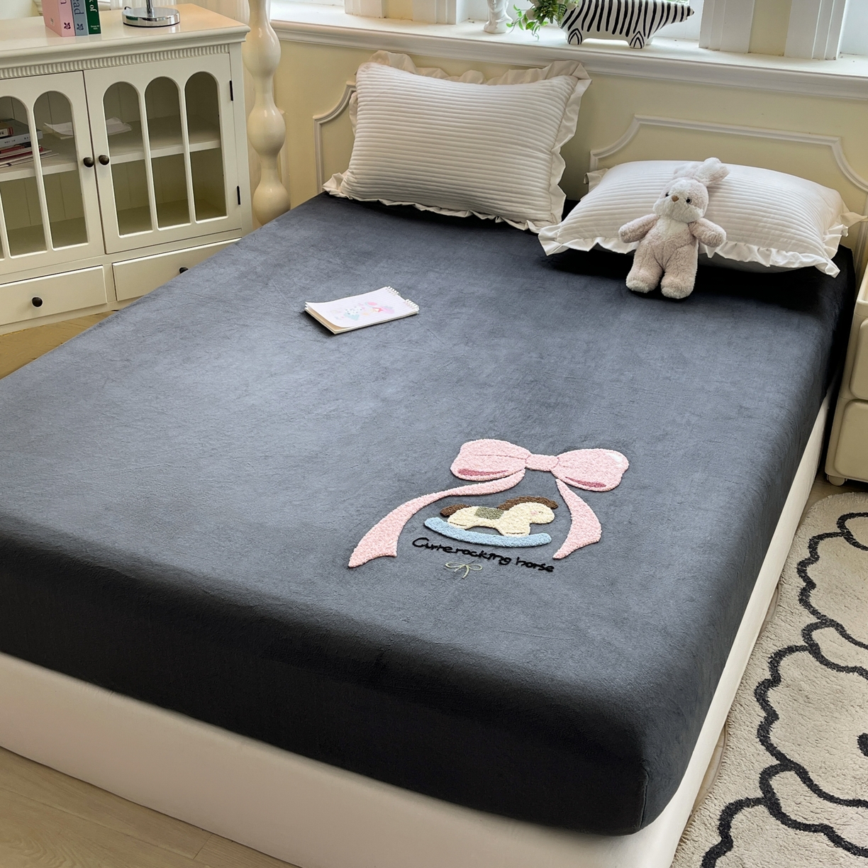 91家纺网 家纺一手货源 找家纺 子钦家纺 2025秋冬新款加厚牛奶绒毛巾绣床笠 小马蝴蝶结-深灰