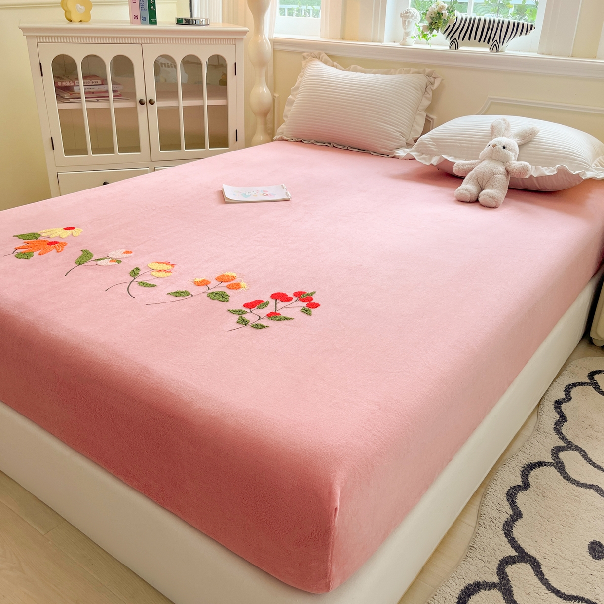 91家纺网 家纺一手货源 找家纺 子钦家纺 2025秋冬新款加厚牛奶绒毛巾绣床笠 万花丛中-粉紫