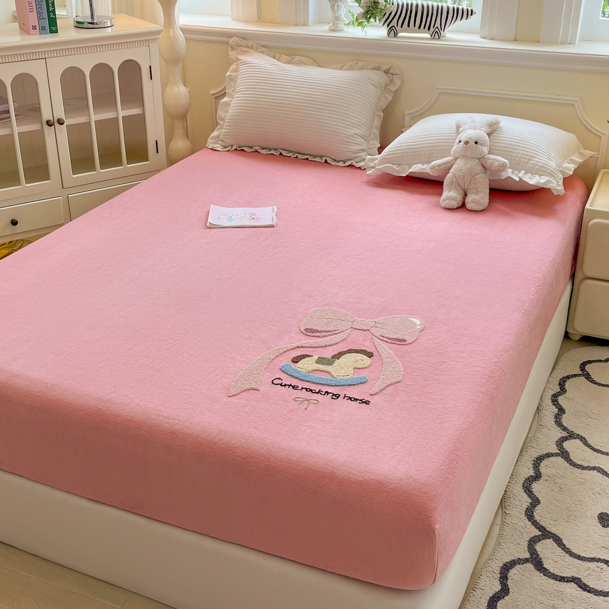 91家纺网 家纺一手货源 找家纺 子钦家纺 2025秋冬新款加厚牛奶绒毛巾绣床笠 小马蝴蝶结-粉紫