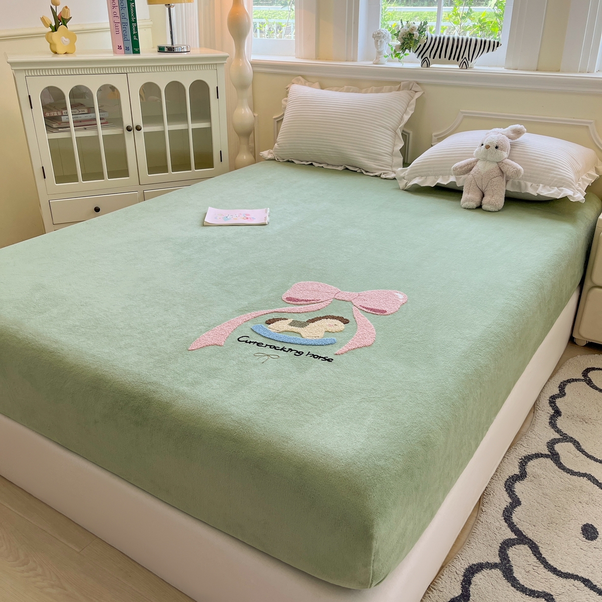 91家纺网 家纺一手货源 找家纺 子钦家纺 2025秋冬新款加厚牛奶绒毛巾绣床笠 小马蝴蝶结-豆绿