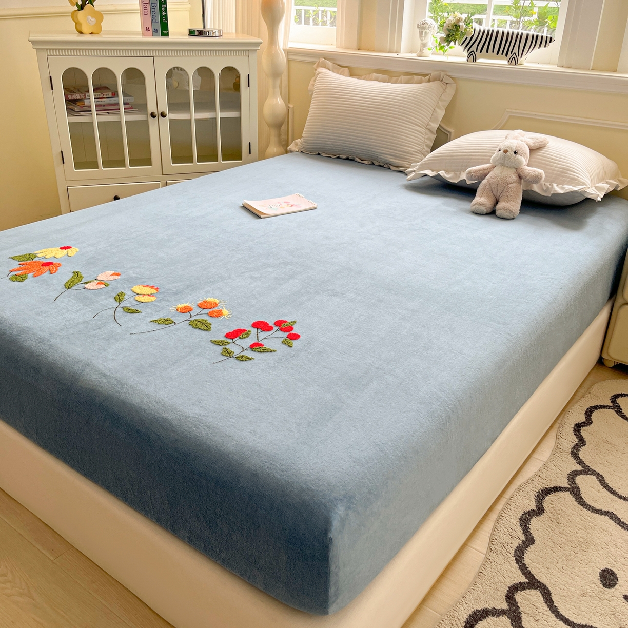 91家纺网 家纺一手货源 找家纺 子钦家纺 2025秋冬新款加厚牛奶绒毛巾绣床笠 万花从中-蒂芙尼蓝