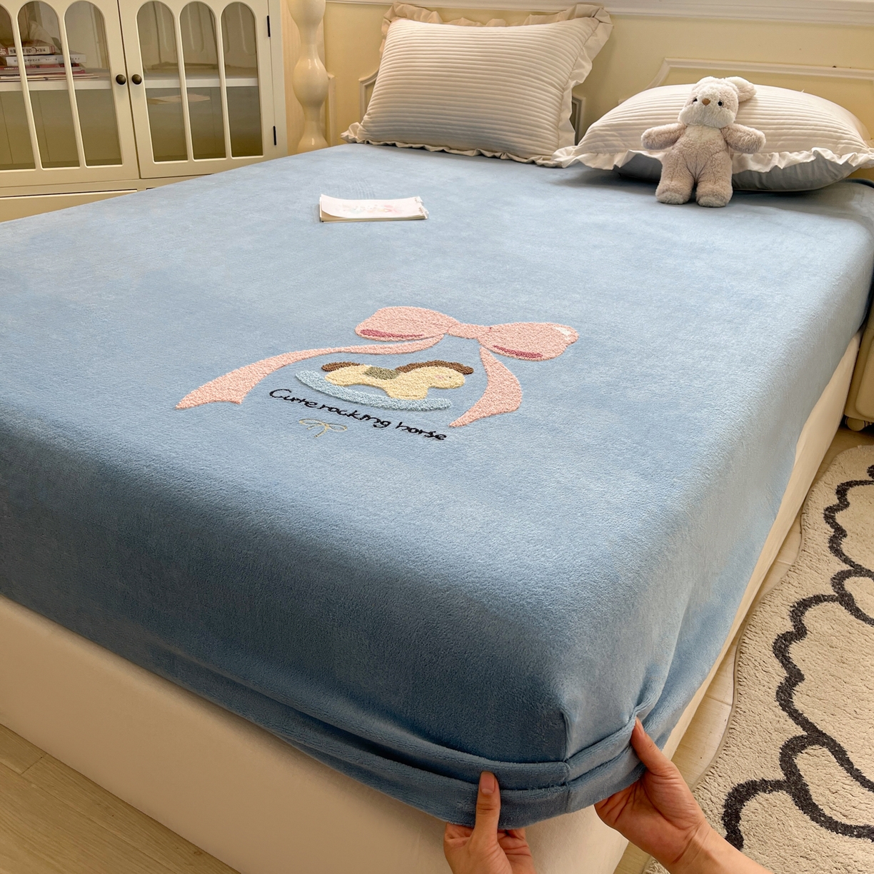 91家纺网 家纺一手货源 找家纺 子钦家纺 2025秋冬新款加厚牛奶绒毛巾绣床笠 小马蝴蝶结-蒂芙尼蓝