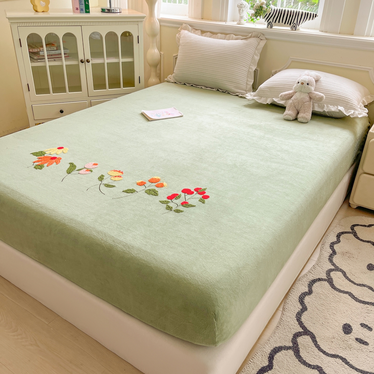 91家纺网 家纺一手货源 找家纺 子钦家纺 2025秋冬新款加厚牛奶绒毛巾绣床笠 万花丛中-豆绿