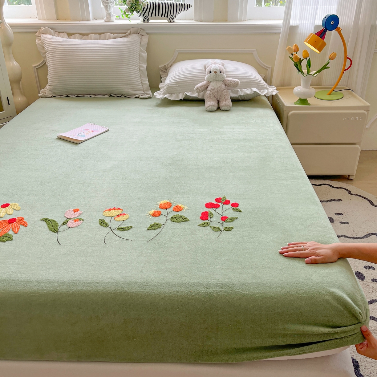 91家纺网 家纺一手货源 找家纺 子钦家纺 2025秋冬新款加厚牛奶绒毛巾绣床笠 万花丛中-豆绿