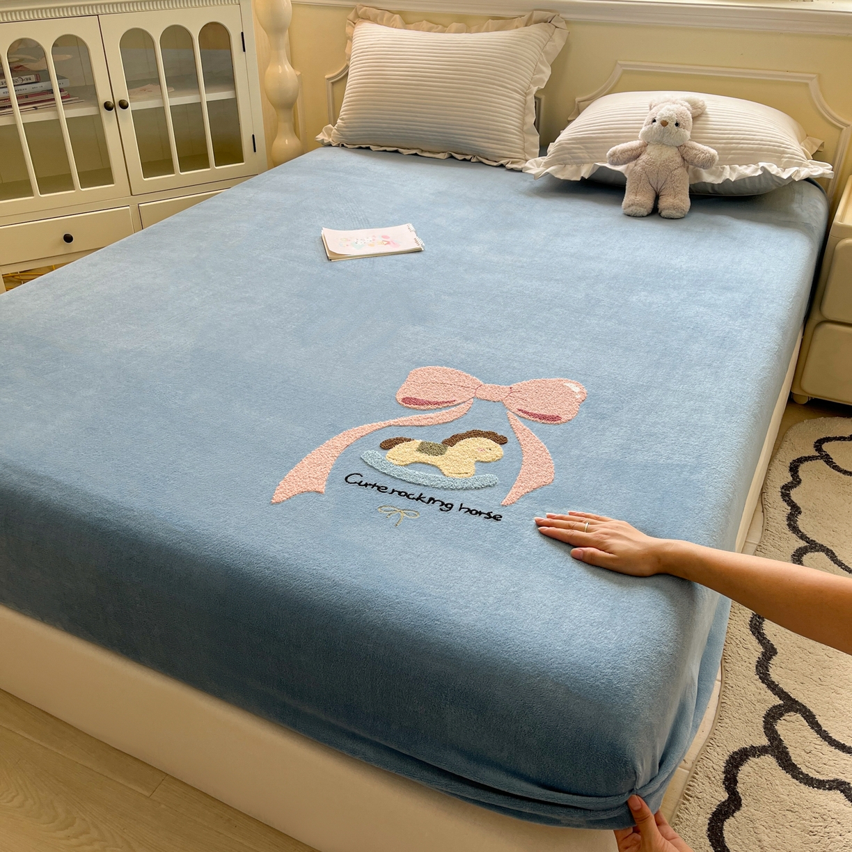 91家纺网 家纺一手货源 找家纺 子钦家纺 2025秋冬新款加厚牛奶绒毛巾绣床笠 小马蝴蝶结-蒂芙尼蓝