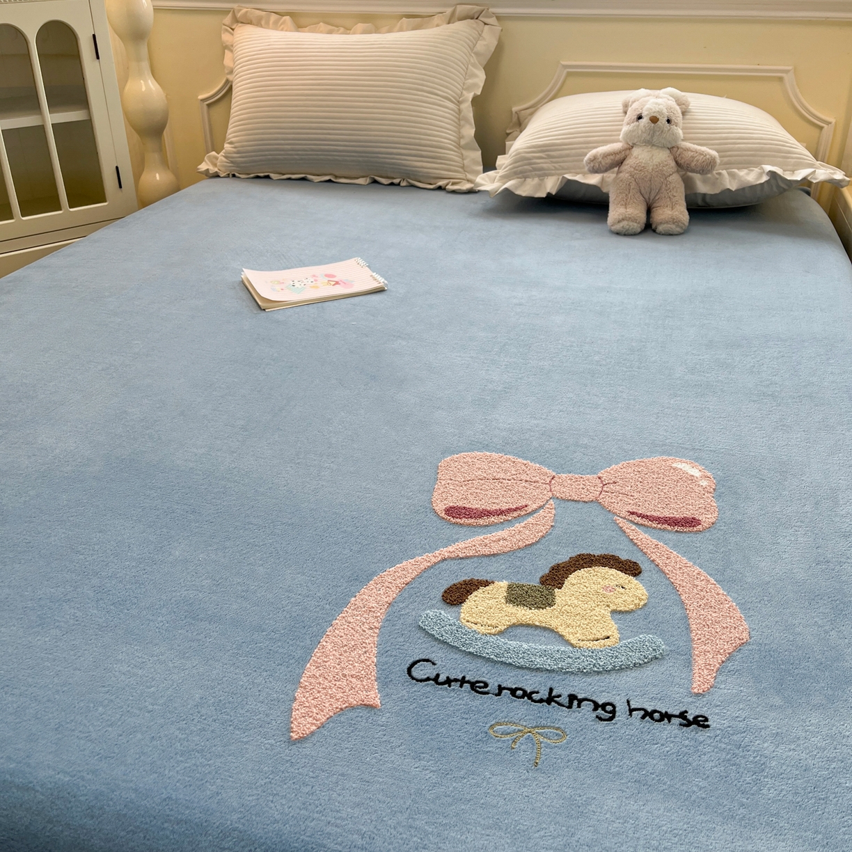 91家纺网 家纺一手货源 找家纺 子钦家纺 2025秋冬新款加厚牛奶绒毛巾绣床笠 小马蝴蝶结-蒂芙尼蓝