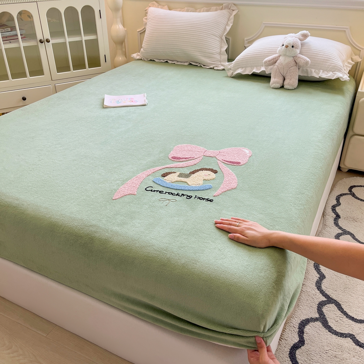 91家纺网 家纺一手货源 找家纺 子钦家纺 2025秋冬新款加厚牛奶绒毛巾绣床笠 小马蝴蝶结-豆绿