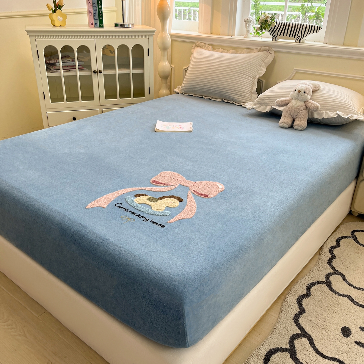 91家纺网 家纺一手货源 找家纺 子钦家纺 2025秋冬新款加厚牛奶绒毛巾绣床笠 小马蝴蝶结-蒂芙尼蓝