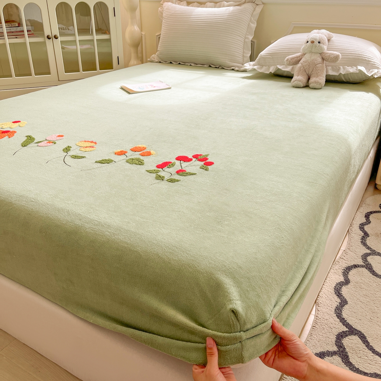 91家纺网 家纺一手货源 找家纺 子钦家纺 2025秋冬新款加厚牛奶绒毛巾绣床笠 万花丛中-豆绿