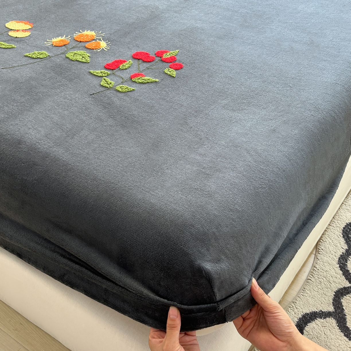 91家纺网 家纺一手货源 找家纺 子钦家纺 2025秋冬新款加厚牛奶绒毛巾绣床笠 万花从中-深灰