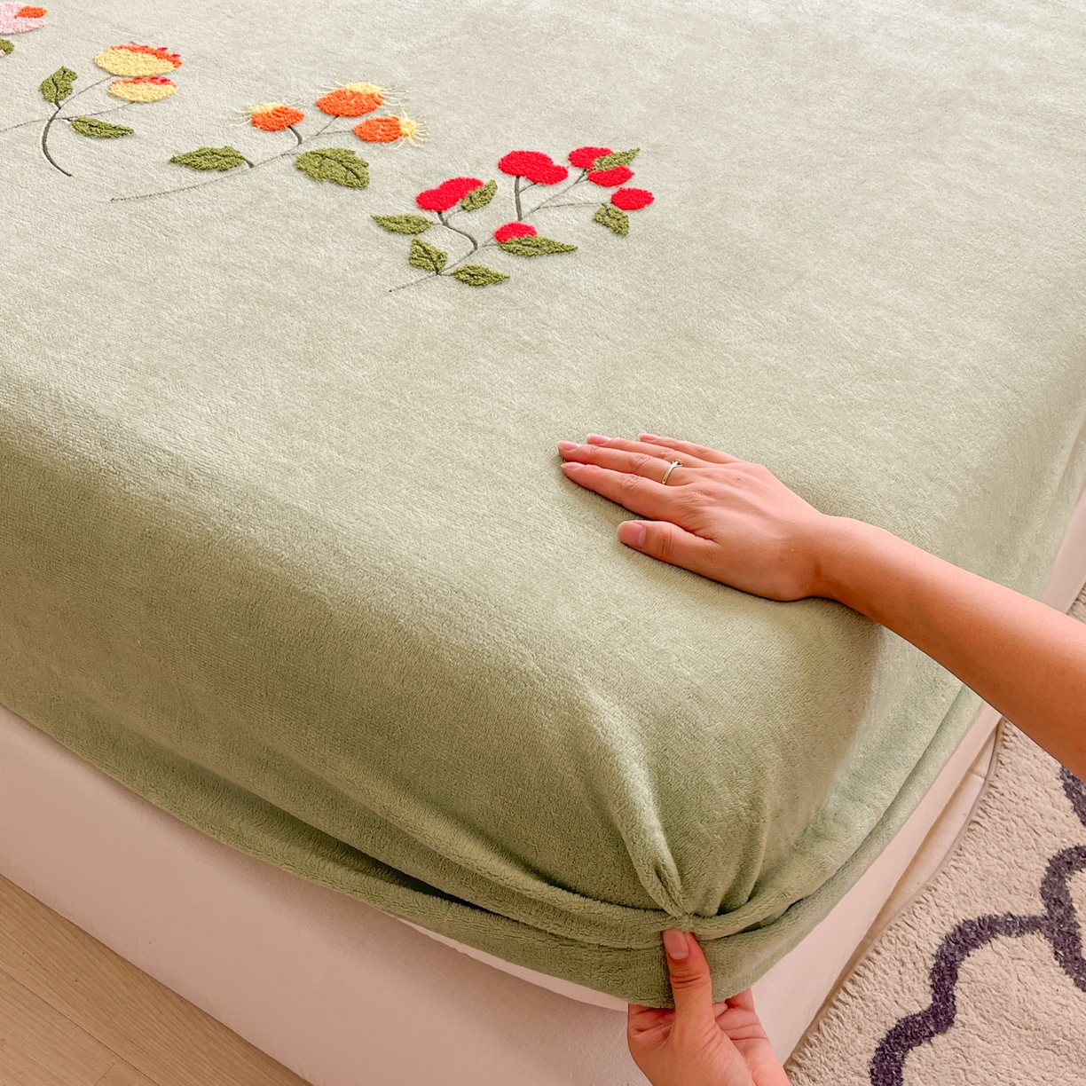 91家纺网 家纺一手货源 找家纺 子钦家纺 2025秋冬新款加厚牛奶绒毛巾绣床笠 万花丛中-豆绿