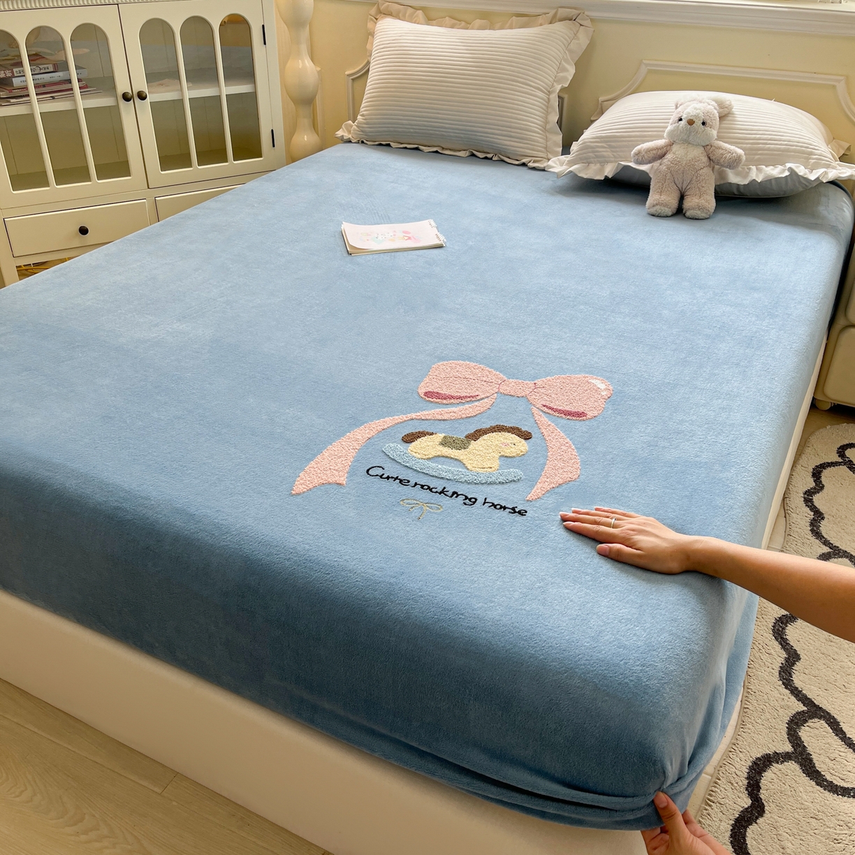 子钦家纺 2025秋冬新款加厚牛奶绒毛巾绣床笠 小马蝴蝶结-蒂芙尼蓝