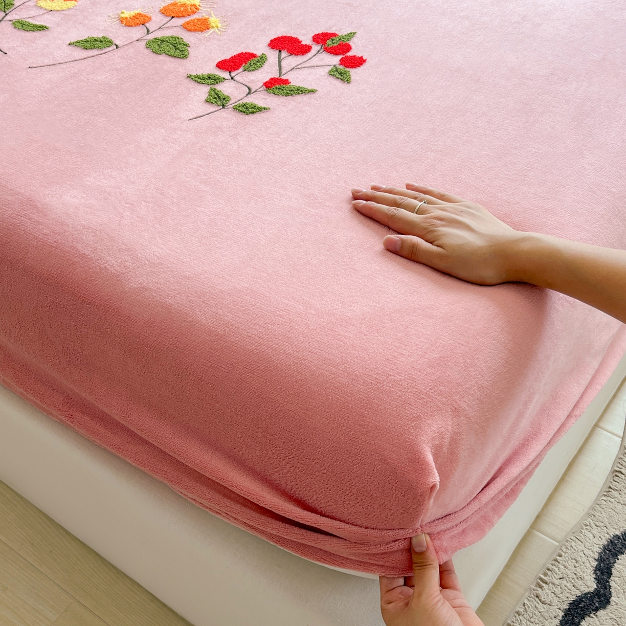 91家纺网 家纺一手货源 找家纺 子钦家纺 2025秋冬新款加厚牛奶绒毛巾绣床笠 万花丛中-粉紫