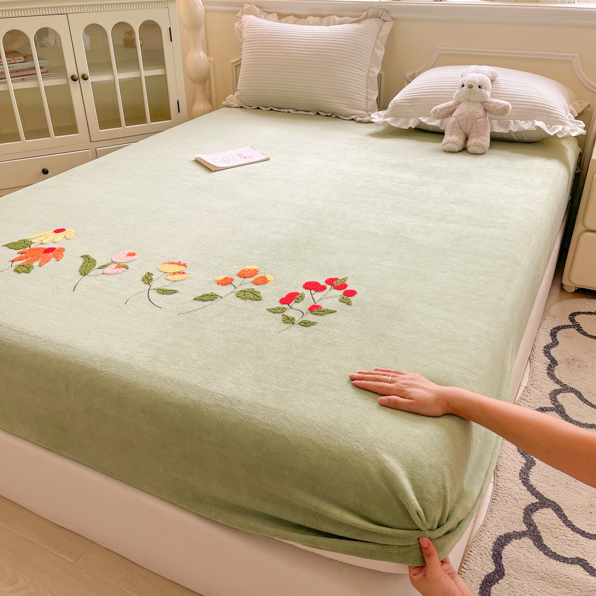 91家纺网 家纺一手货源 找家纺 子钦家纺 2025秋冬新款加厚牛奶绒毛巾绣床笠 万花丛中-豆绿