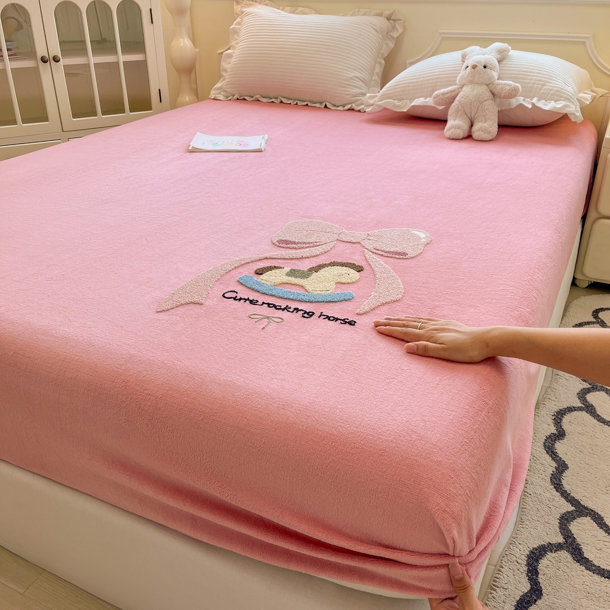 91家纺网 家纺一手货源 找家纺 子钦家纺 2025秋冬新款加厚牛奶绒毛巾绣床笠 小马蝴蝶结-粉紫