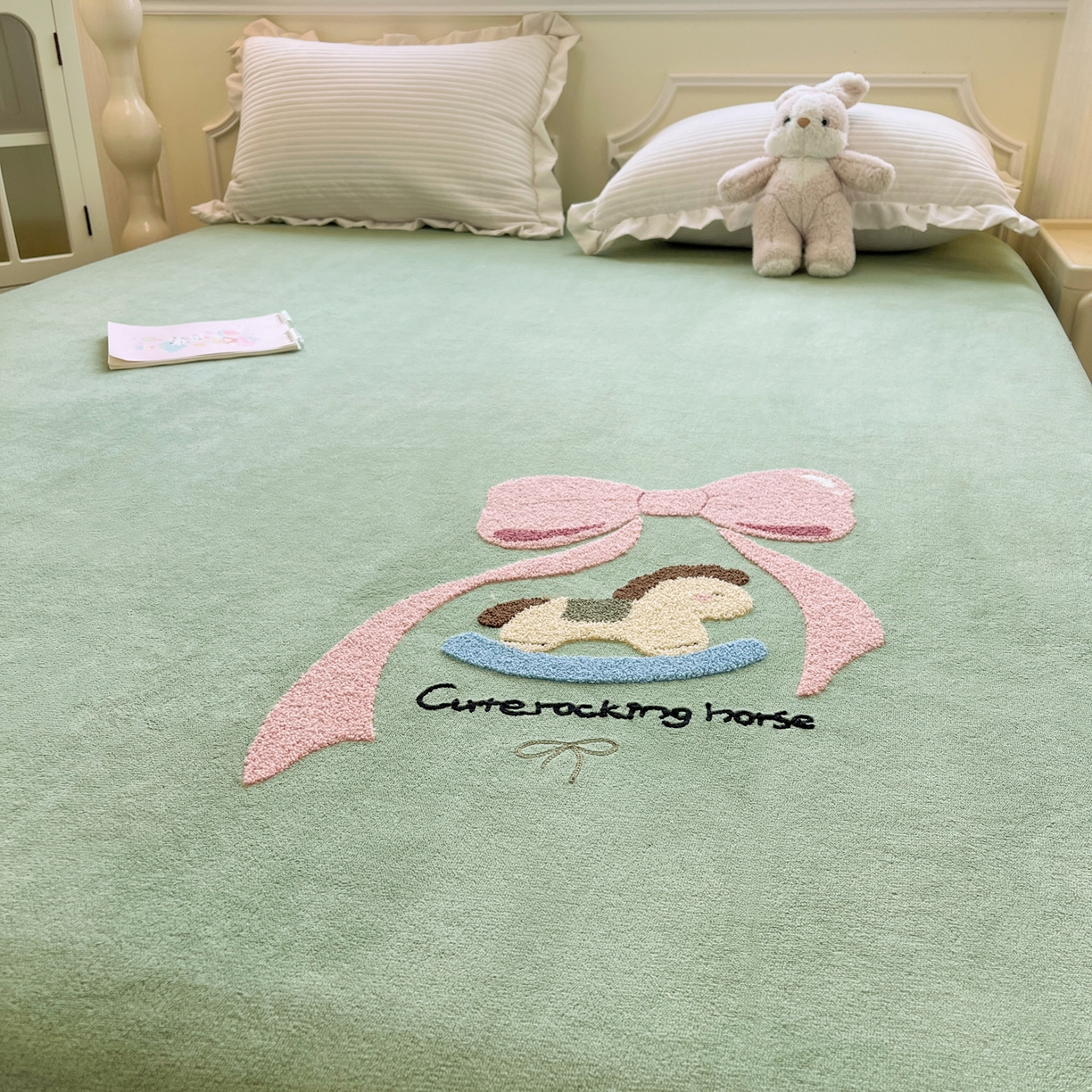 91家纺网 家纺一手货源 找家纺 子钦家纺 2025秋冬新款加厚牛奶绒毛巾绣床笠 小马蝴蝶结-豆绿