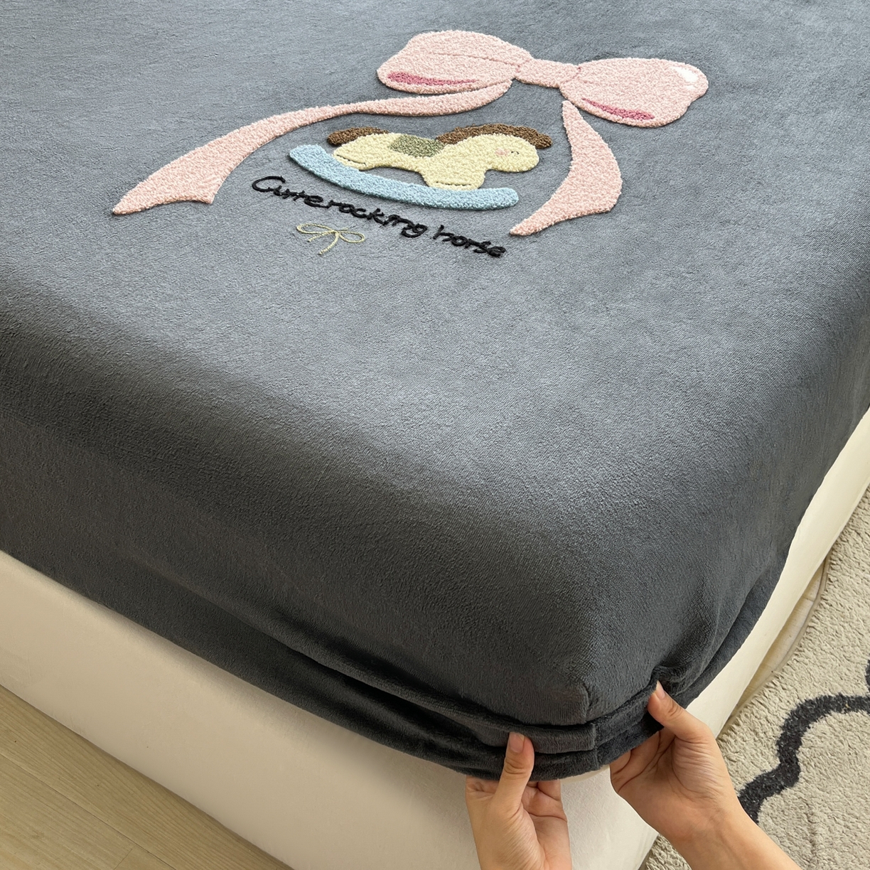 91家纺网 家纺一手货源 找家纺 子钦家纺 2025秋冬新款加厚牛奶绒毛巾绣床笠 小马蝴蝶结-深灰