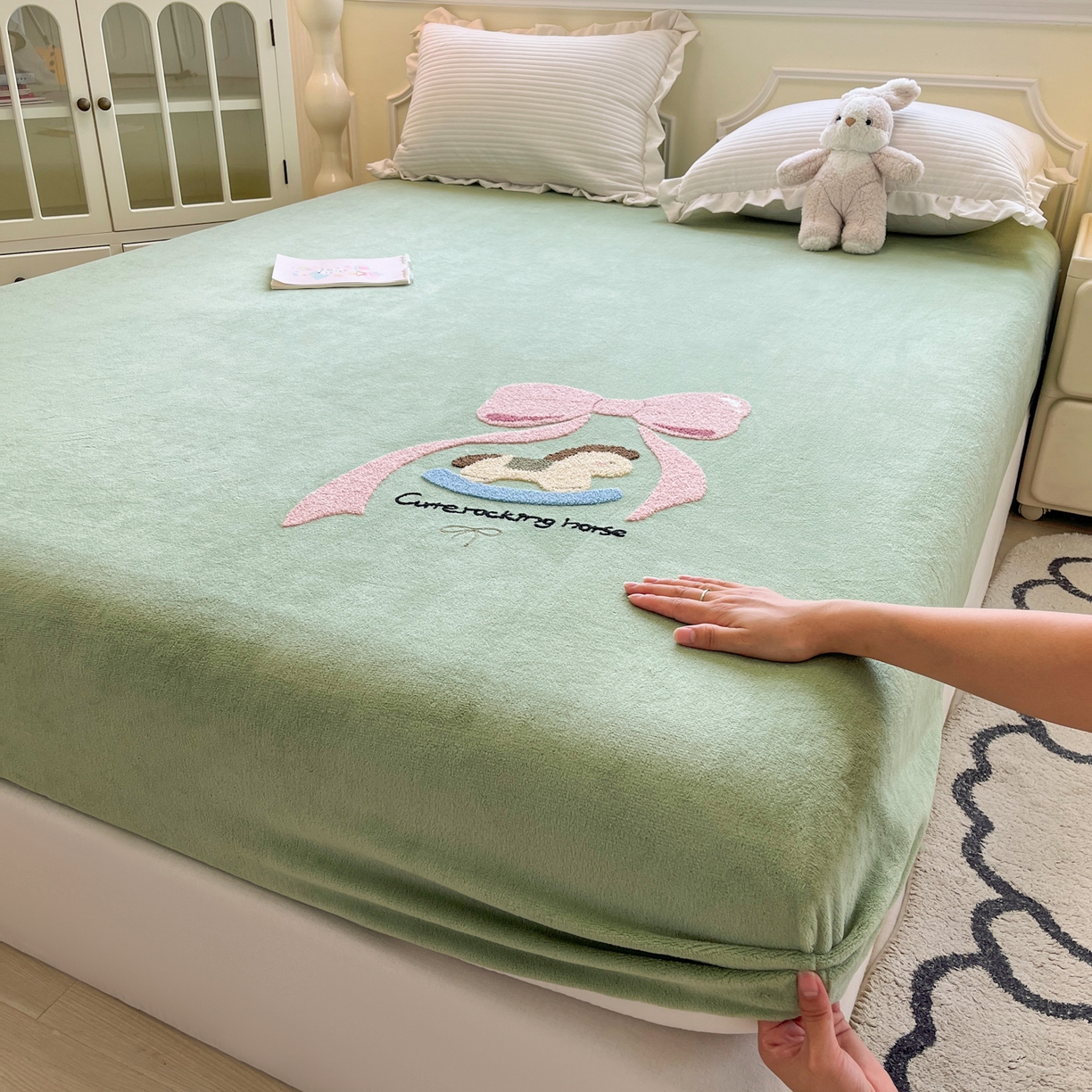 91家纺网 家纺一手货源 找家纺 子钦家纺 2025秋冬新款加厚牛奶绒毛巾绣床笠 小马蝴蝶结-豆绿