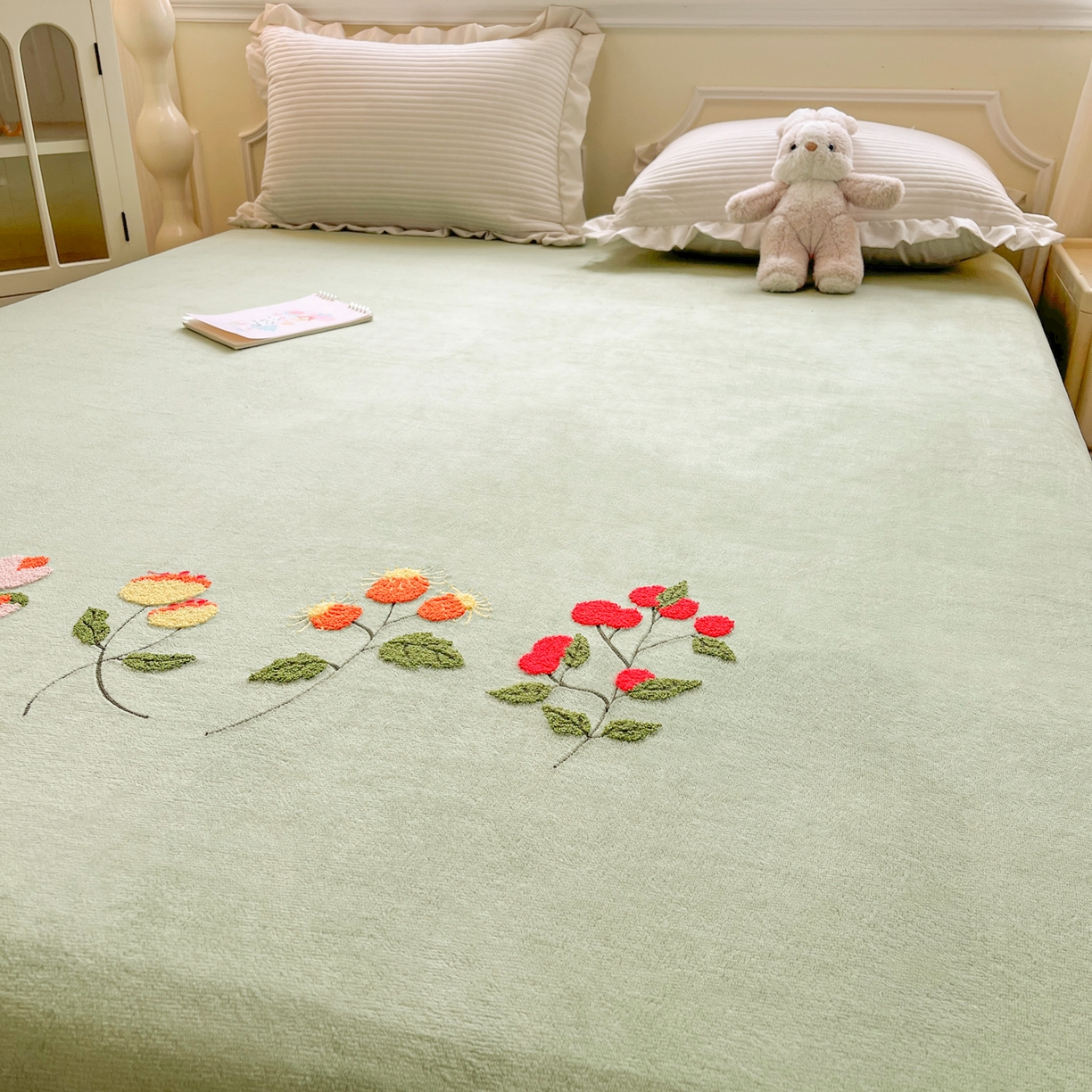 91家纺网 家纺一手货源 找家纺 子钦家纺 2025秋冬新款加厚牛奶绒毛巾绣床笠 万花丛中-豆绿