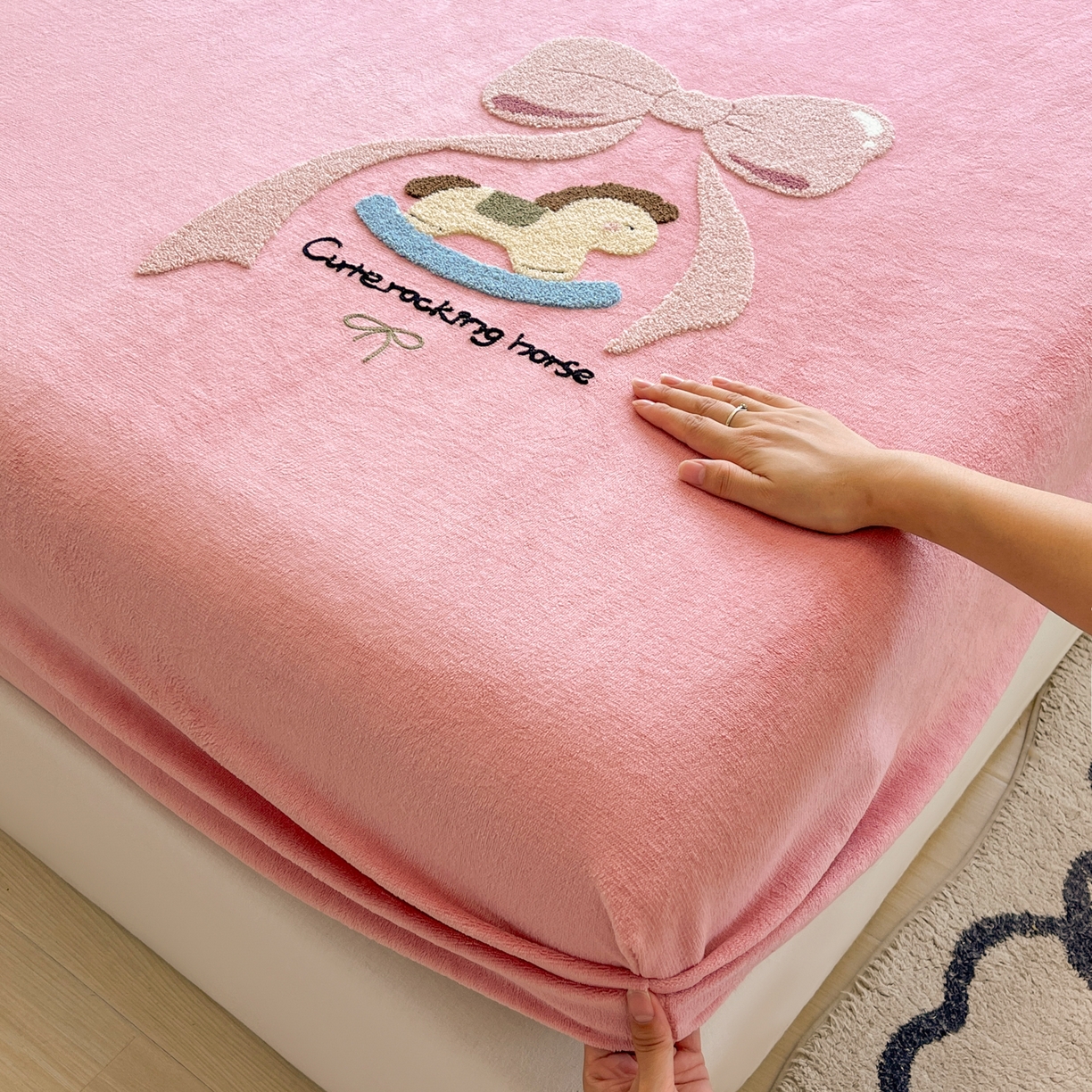 91家纺网 家纺一手货源 找家纺 子钦家纺 2025秋冬新款加厚牛奶绒毛巾绣床笠 小马蝴蝶结-粉紫