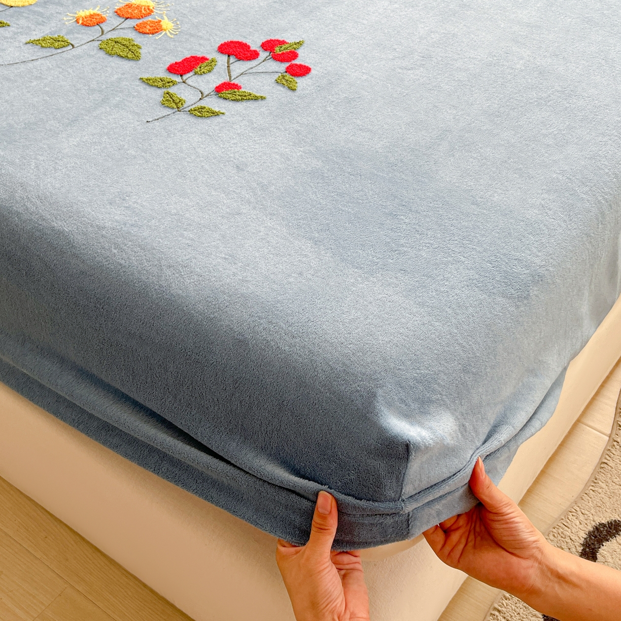 91家纺网 家纺一手货源 找家纺 子钦家纺 2025秋冬新款加厚牛奶绒毛巾绣床笠 万花从中-蒂芙尼蓝