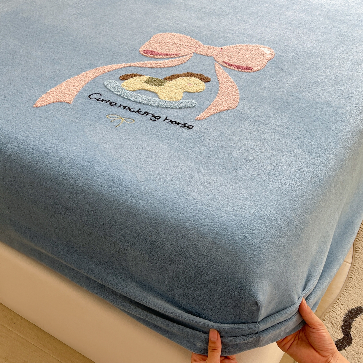 91家纺网 家纺一手货源 找家纺 子钦家纺 2025秋冬新款加厚牛奶绒毛巾绣床笠 小马蝴蝶结-蒂芙尼蓝