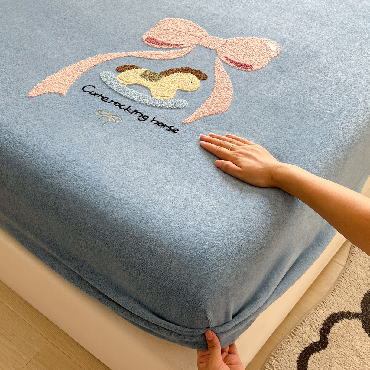 91家纺网 家纺一手货源 找家纺 子钦家纺 2025秋冬新款加厚牛奶绒毛巾绣床笠 小马蝴蝶结-蒂芙尼蓝