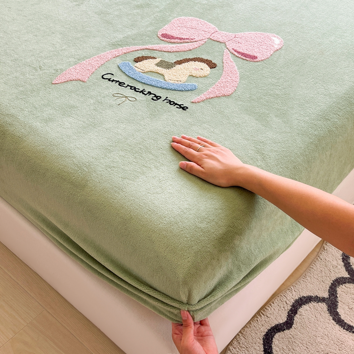 91家纺网 家纺一手货源 找家纺 子钦家纺 2025秋冬新款加厚牛奶绒毛巾绣床笠 小马蝴蝶结-豆绿