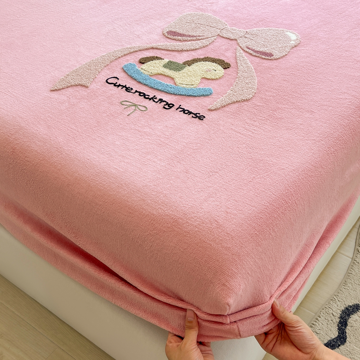 91家纺网 家纺一手货源 找家纺 子钦家纺 2025秋冬新款加厚牛奶绒毛巾绣床笠 小马蝴蝶结-粉紫