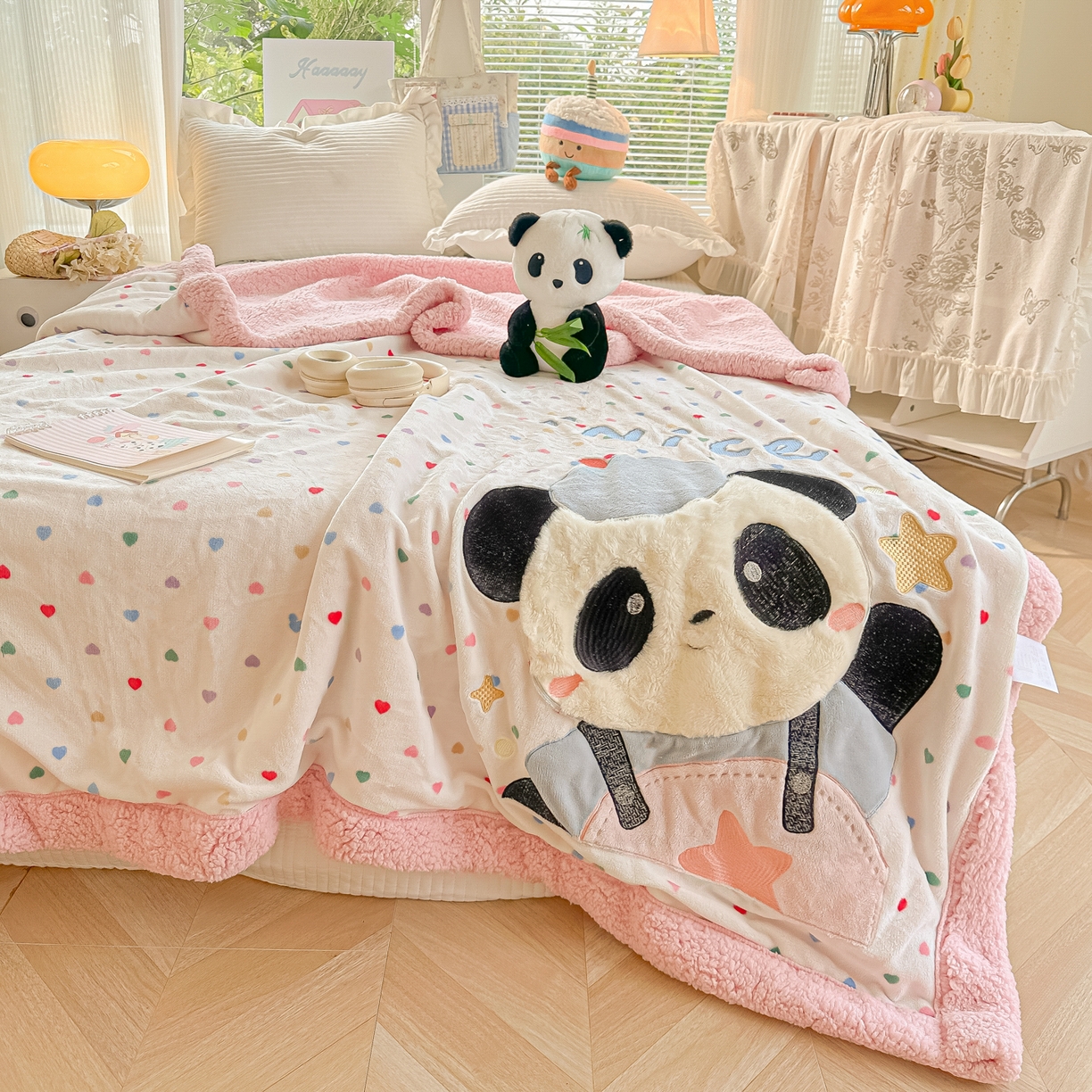 91家纺网 家纺一手货源 找家纺 （总）子钦家纺 2025新款秋冬加厚牛奶绒羊羔绒卡通贴布绣毛毯-快乐熊猫