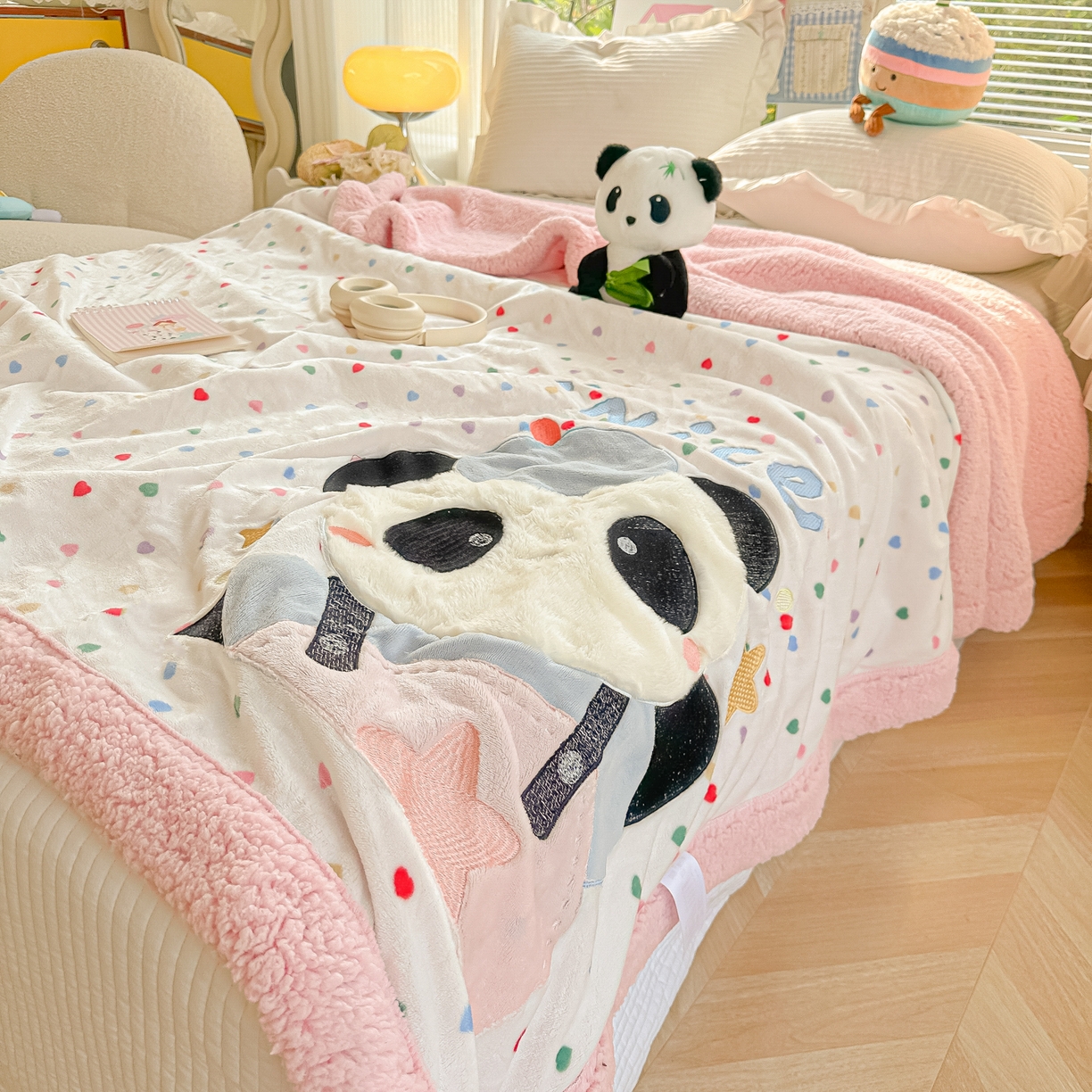 91家纺网 家纺一手货源 找家纺 （总）子钦家纺 2025新款秋冬加厚牛奶绒羊羔绒卡通贴布绣毛毯-快乐熊猫