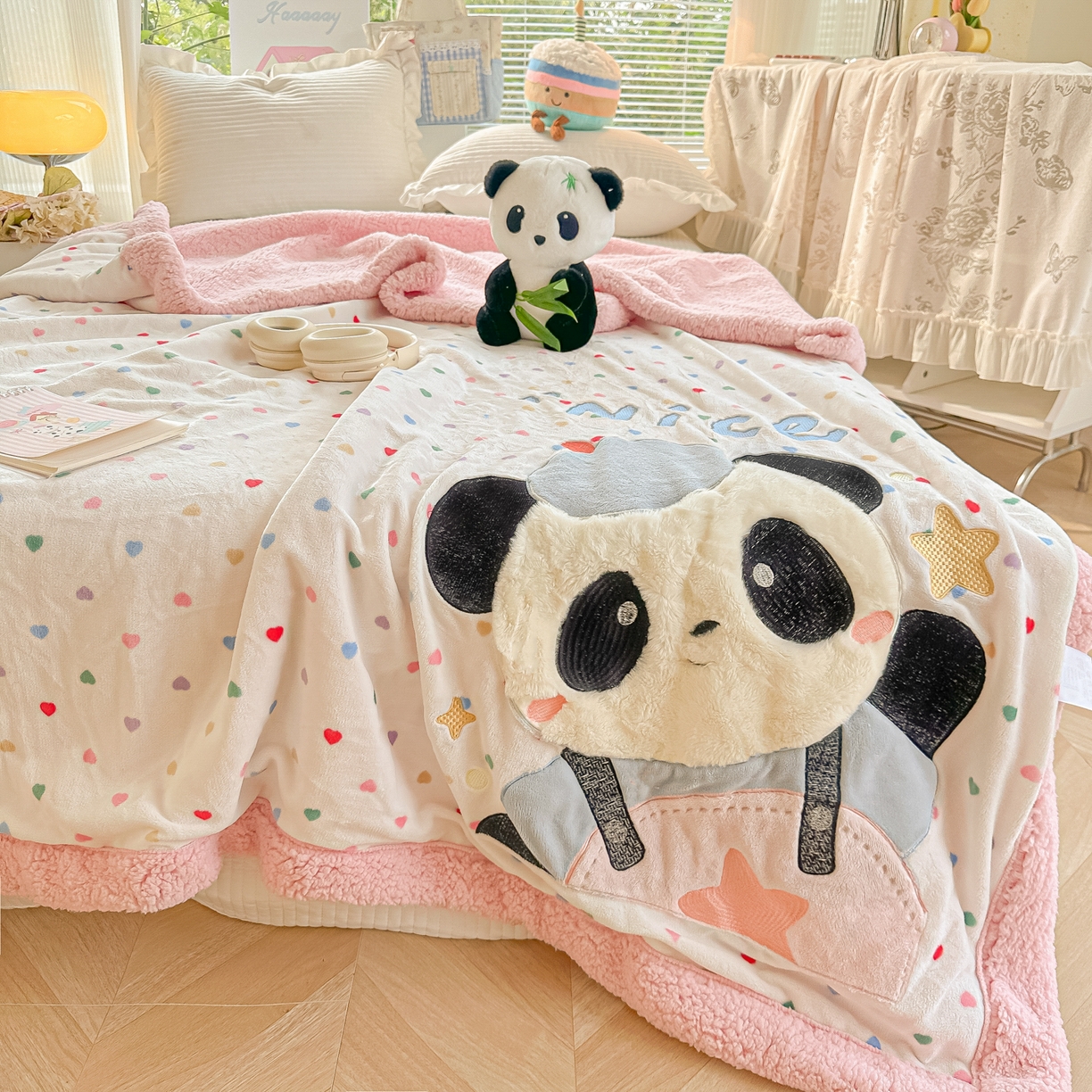 91家纺网 家纺一手货源 找家纺 （总）子钦家纺 2025新款秋冬加厚牛奶绒羊羔绒卡通贴布绣毛毯-快乐熊猫