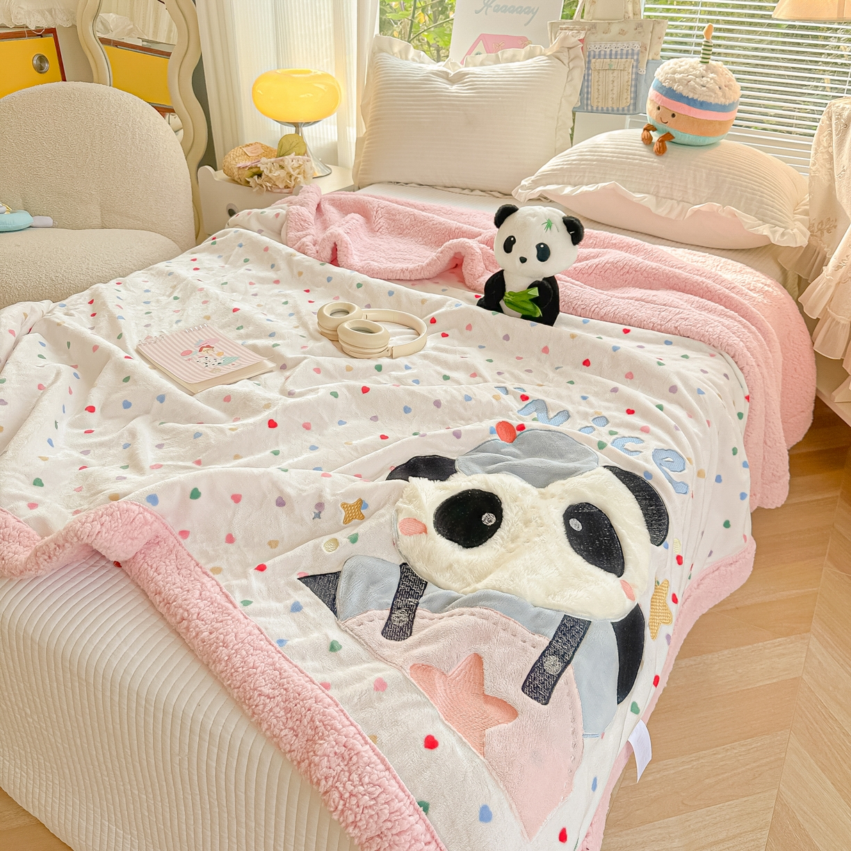 91家纺网 家纺一手货源 找家纺 （总）子钦家纺 2025新款秋冬加厚牛奶绒羊羔绒卡通贴布绣毛毯-快乐熊猫