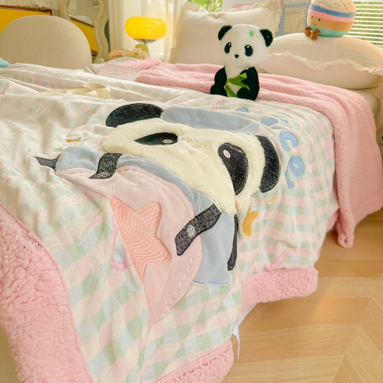 91家纺网 家纺一手货源 找家纺 子钦家纺 2025新款秋冬加厚牛奶绒羊羔绒卡通贴布绣毛毯-快乐熊猫 毛毯快乐熊猫-蝴蝶结格子