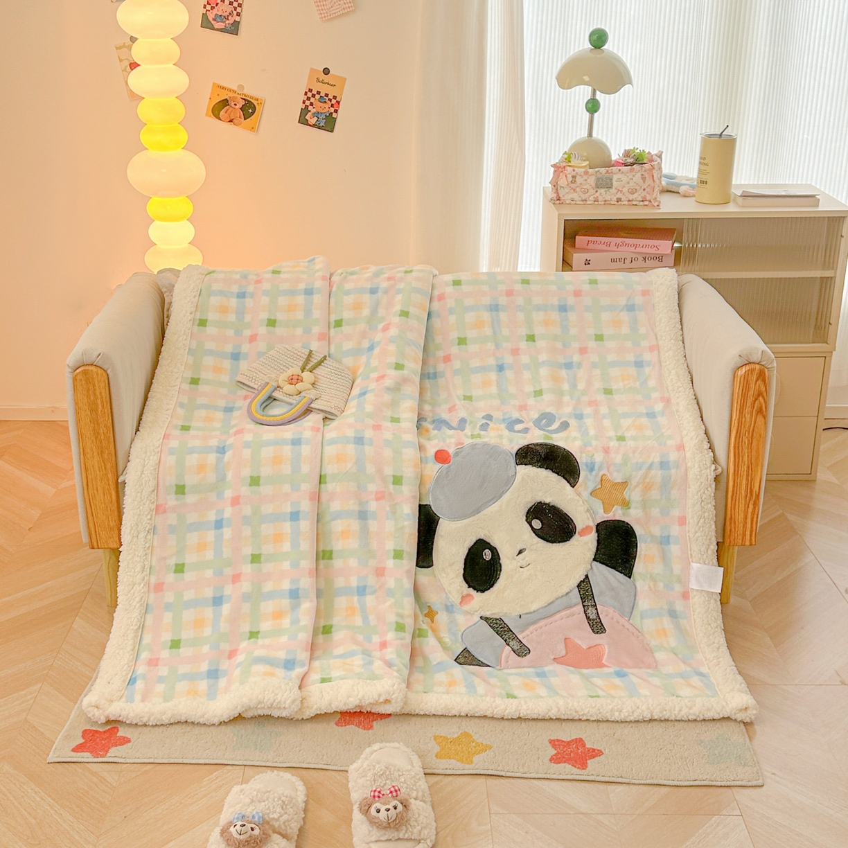 91家纺网 家纺一手货源 找家纺 子钦家纺 2025新款秋冬加厚牛奶绒羊羔绒卡通贴布绣毛毯-快乐熊猫 毛毯快乐熊猫-七彩格