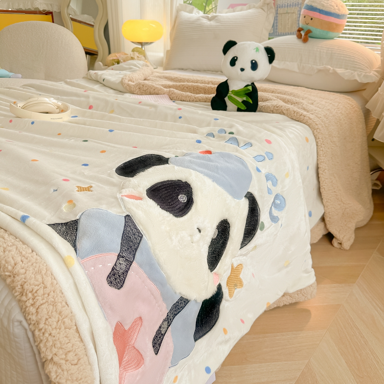91家纺网 家纺一手货源 找家纺 子钦家纺 2025新款秋冬加厚牛奶绒羊羔绒卡通贴布绣毛毯-快乐熊猫 毛毯快乐熊猫-七彩波点