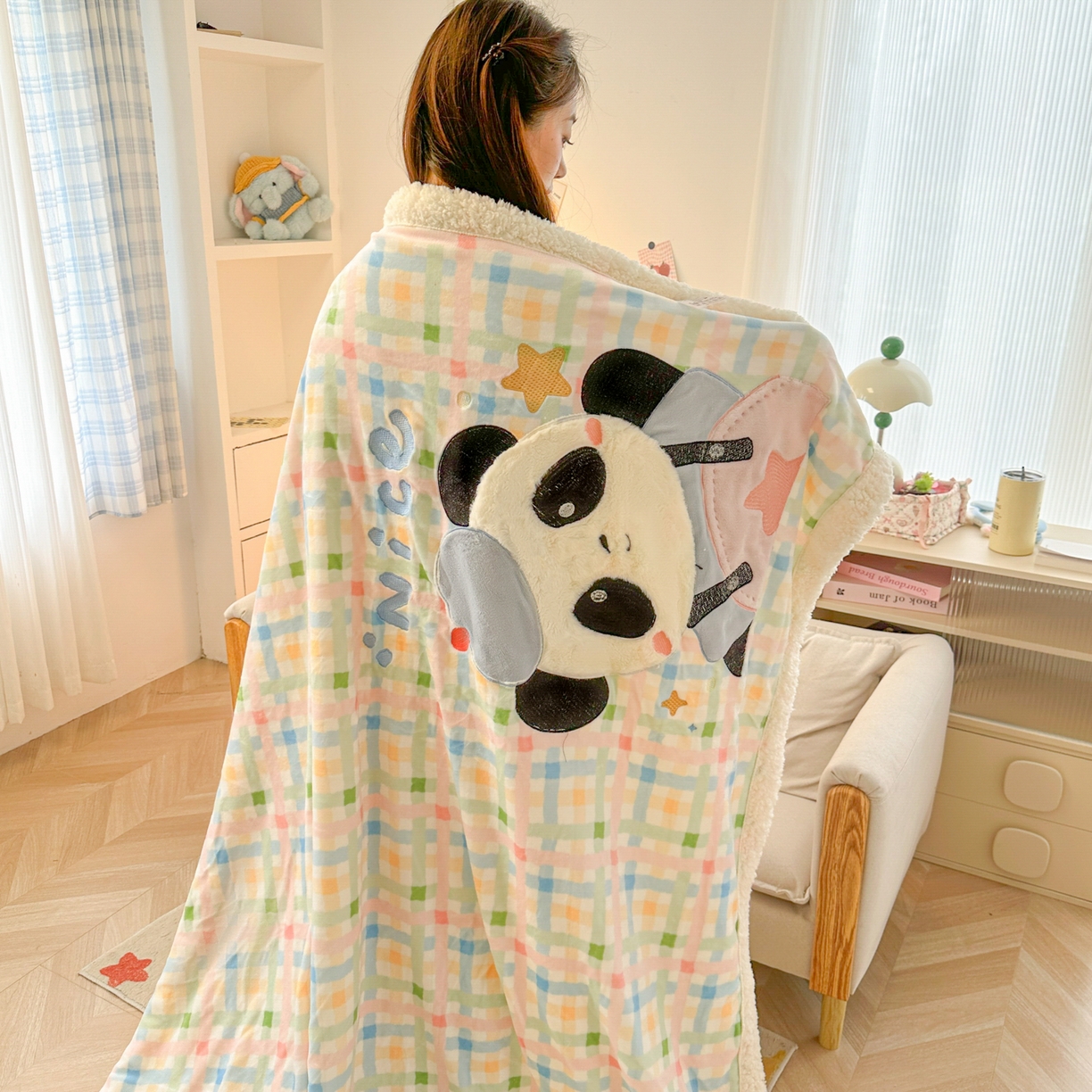 91家纺网 家纺一手货源 找家纺 子钦家纺 2025新款秋冬加厚牛奶绒羊羔绒卡通贴布绣毛毯-快乐熊猫 毛毯快乐熊猫-七彩格