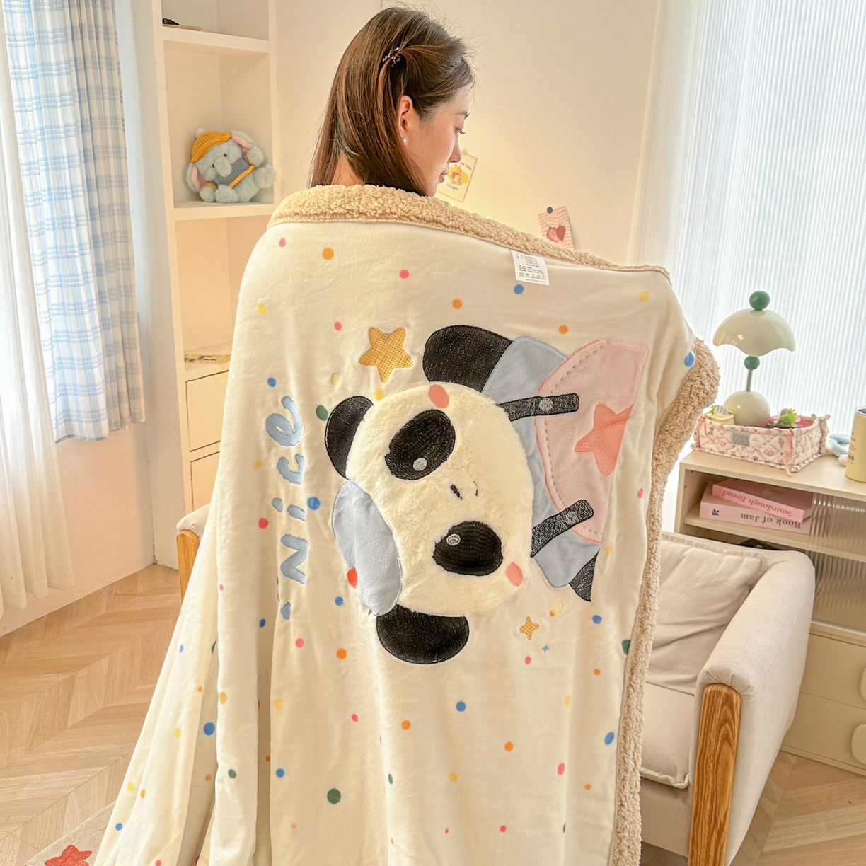 91家纺网 家纺一手货源 找家纺 子钦家纺 2025新款秋冬加厚牛奶绒羊羔绒卡通贴布绣毛毯-快乐熊猫 毛毯快乐熊猫-七彩波点