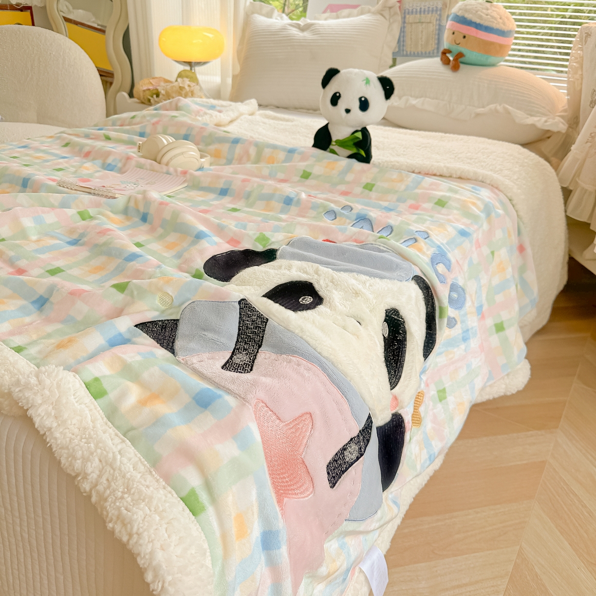 91家纺网 家纺一手货源 找家纺 子钦家纺 2025新款秋冬加厚牛奶绒羊羔绒卡通贴布绣毛毯-快乐熊猫 毛毯快乐熊猫-七彩格