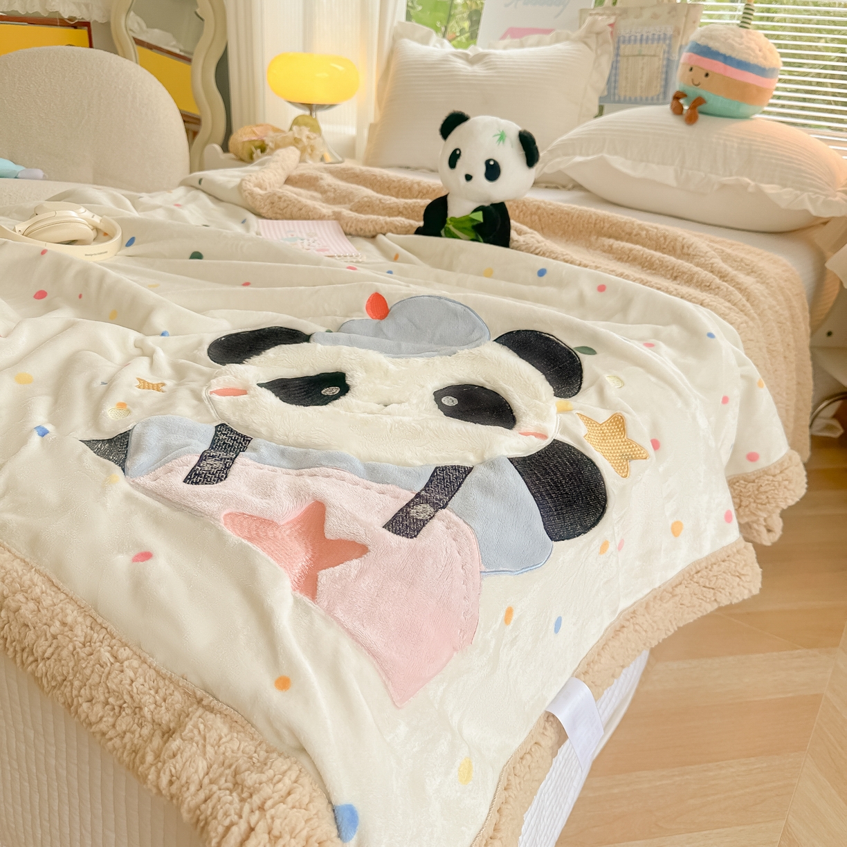 91家纺网 家纺一手货源 找家纺 子钦家纺 2025新款秋冬加厚牛奶绒羊羔绒卡通贴布绣毛毯-快乐熊猫 毛毯快乐熊猫-七彩波点