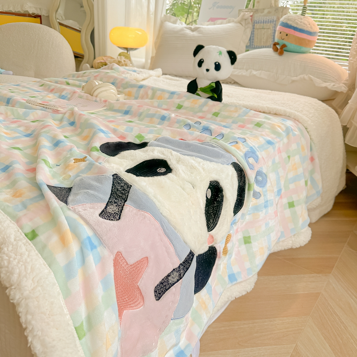 91家纺网 家纺一手货源 找家纺 子钦家纺 2025新款秋冬加厚牛奶绒羊羔绒卡通贴布绣毛毯-快乐熊猫 毛毯快乐熊猫-七彩格