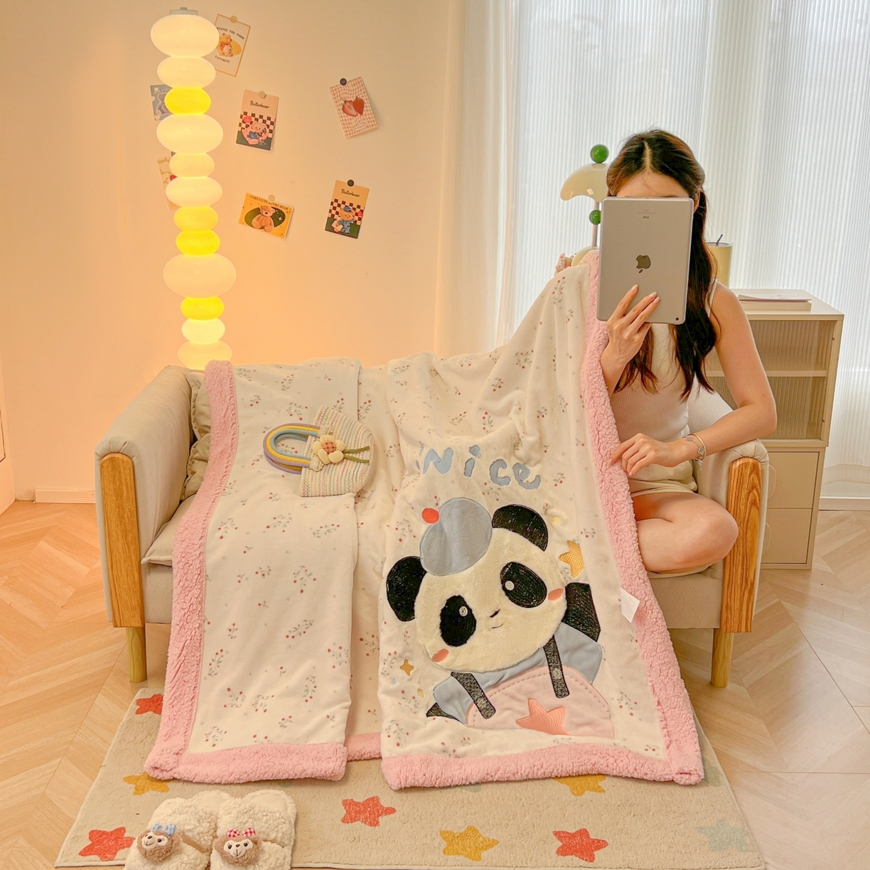 91家纺网 家纺一手货源 找家纺 子钦家纺 2025新款秋冬加厚牛奶绒羊羔绒卡通贴布绣毛毯-快乐熊猫 毛毯快乐熊猫-小花园