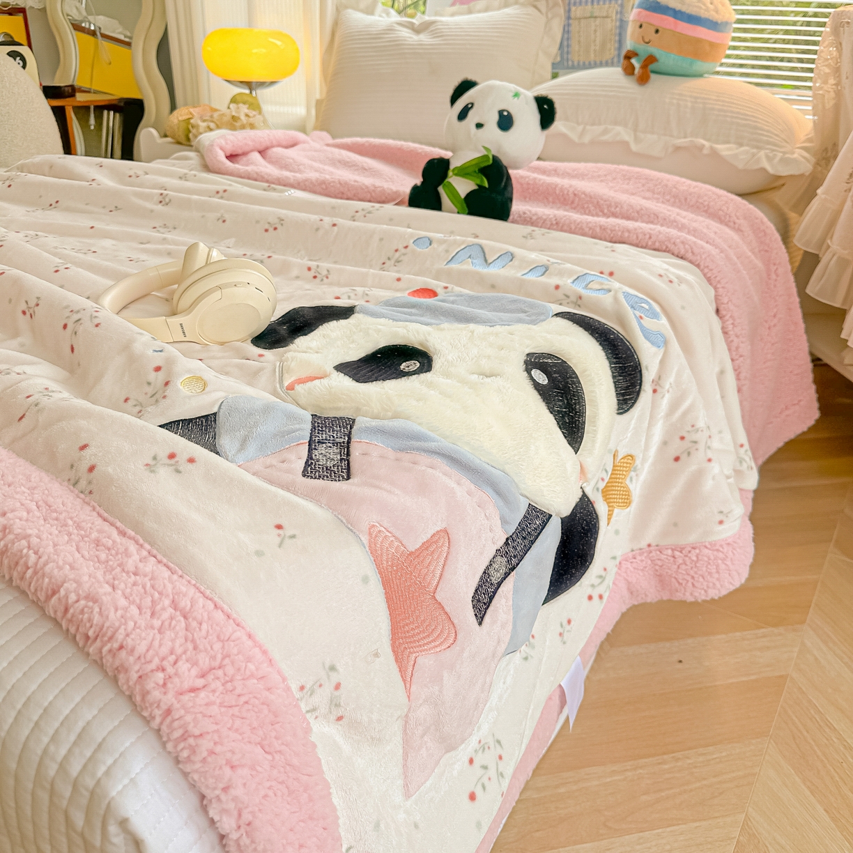 91家纺网 家纺一手货源 找家纺 子钦家纺 2025新款秋冬加厚牛奶绒羊羔绒卡通贴布绣毛毯-快乐熊猫 毛毯快乐熊猫-小花园
