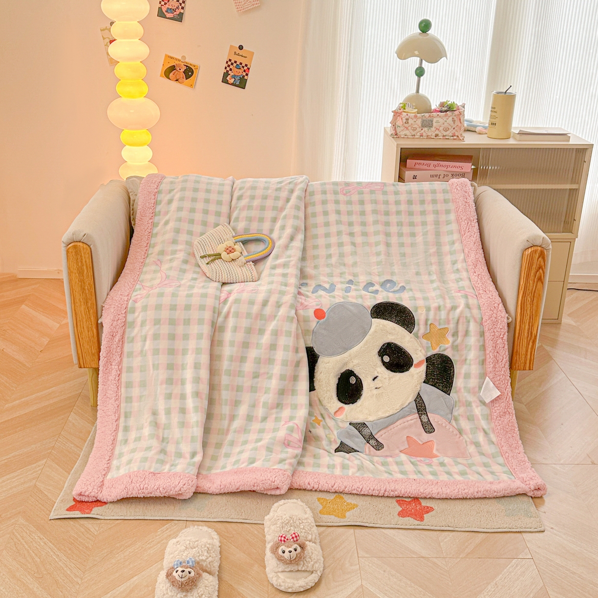 91家纺网 家纺一手货源 找家纺 子钦家纺 2025新款秋冬加厚牛奶绒羊羔绒卡通贴布绣毛毯-快乐熊猫 毛毯快乐熊猫-蝴蝶结格子