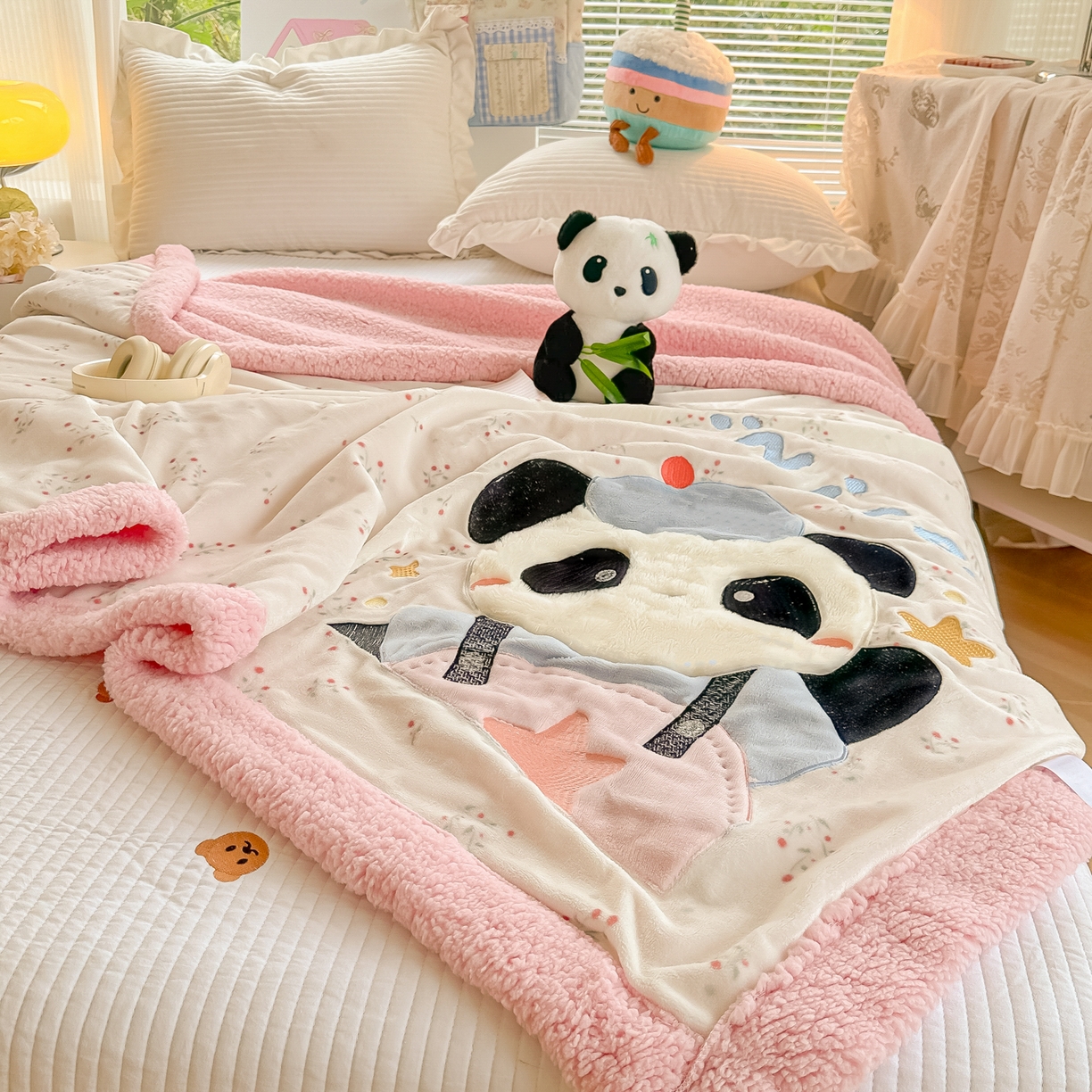 91家纺网 家纺一手货源 找家纺 子钦家纺 2025新款秋冬加厚牛奶绒羊羔绒卡通贴布绣毛毯-快乐熊猫 毛毯快乐熊猫-小花园