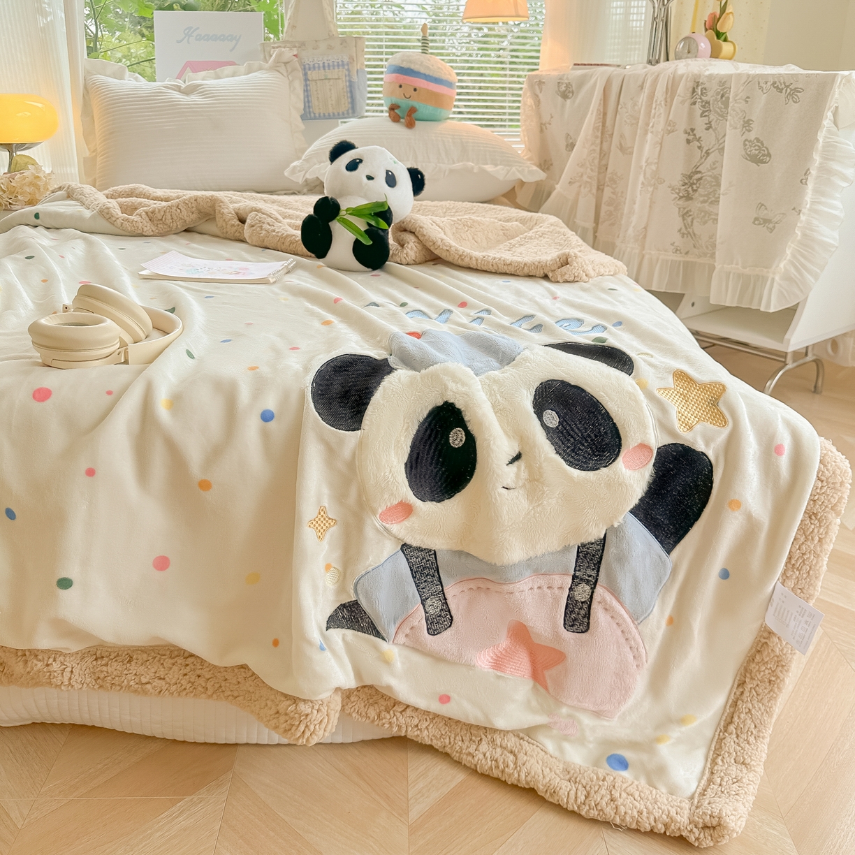 91家纺网 家纺一手货源 找家纺 子钦家纺 2025新款秋冬加厚牛奶绒羊羔绒卡通贴布绣毛毯-快乐熊猫 毛毯快乐熊猫-七彩波点