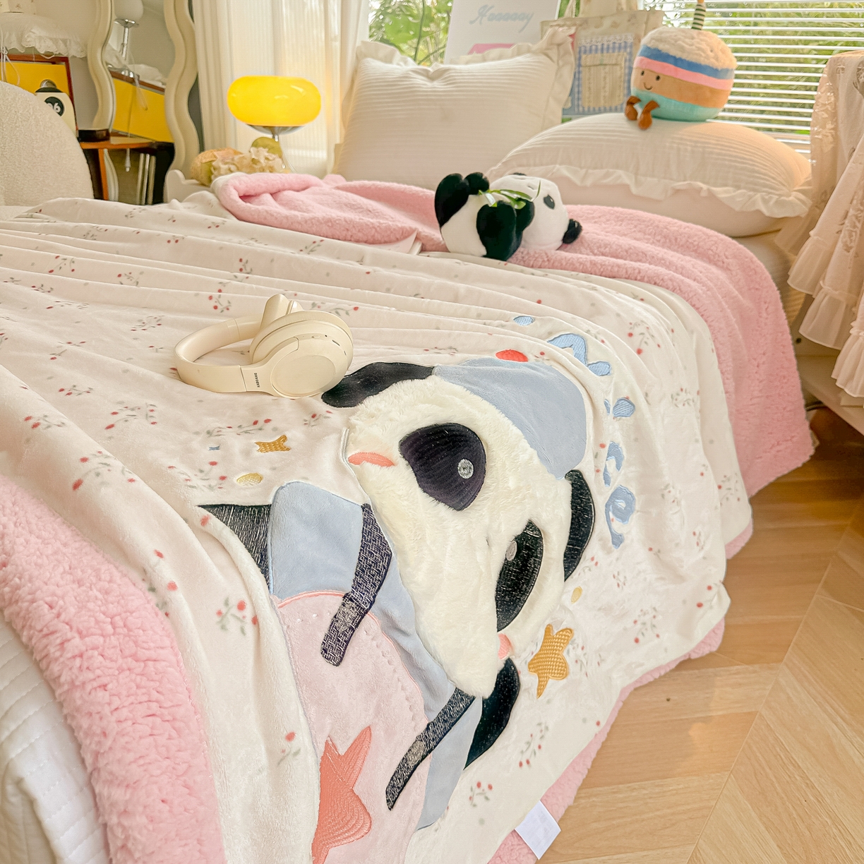 91家纺网 家纺一手货源 找家纺 子钦家纺 2025新款秋冬加厚牛奶绒羊羔绒卡通贴布绣毛毯-快乐熊猫 毛毯快乐熊猫-小花园