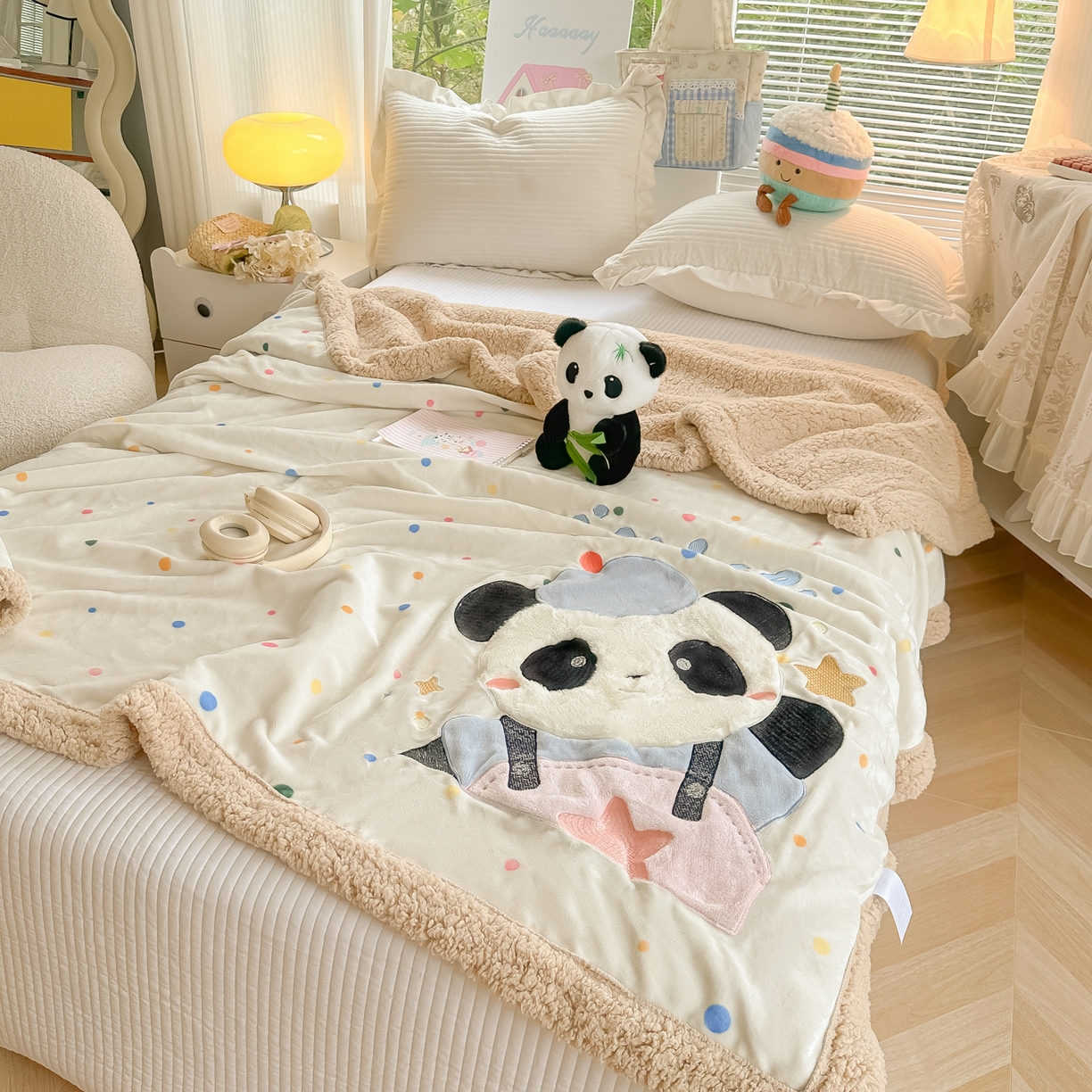 91家纺网 家纺一手货源 找家纺 子钦家纺 2025新款秋冬加厚牛奶绒羊羔绒卡通贴布绣毛毯-快乐熊猫 毛毯快乐熊猫-七彩波点
