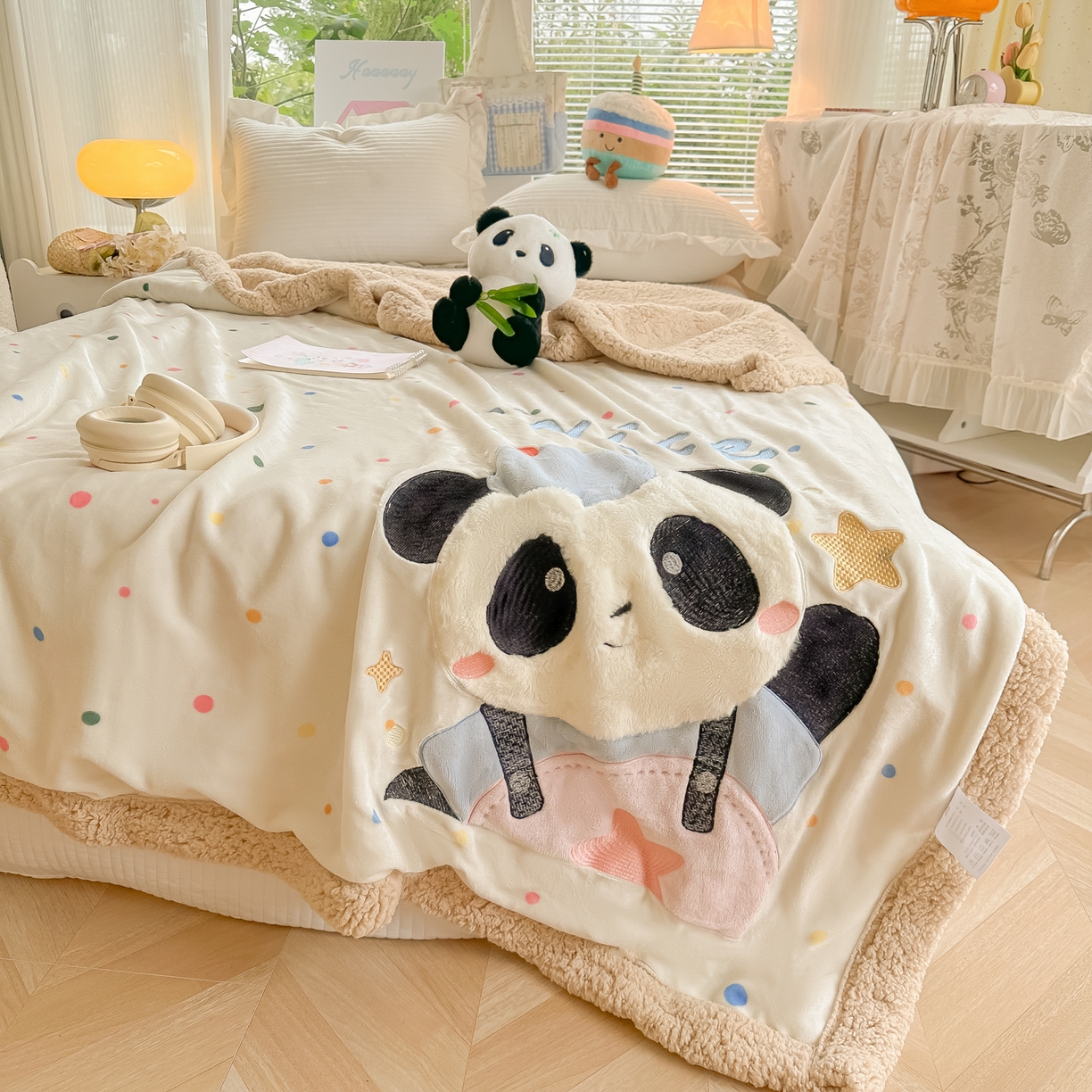 91家纺网 家纺一手货源 找家纺 子钦家纺 2025新款秋冬加厚牛奶绒羊羔绒卡通贴布绣毛毯-快乐熊猫 毛毯快乐熊猫-七彩波点